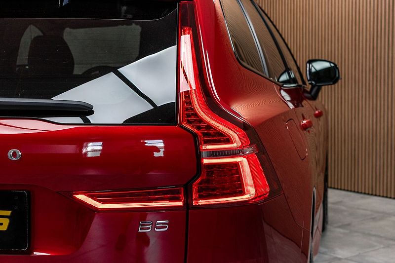 Volvo XC60 B5 184kW DARK PLUS*DPH*ČR 1.M* - fotka 35 z 39