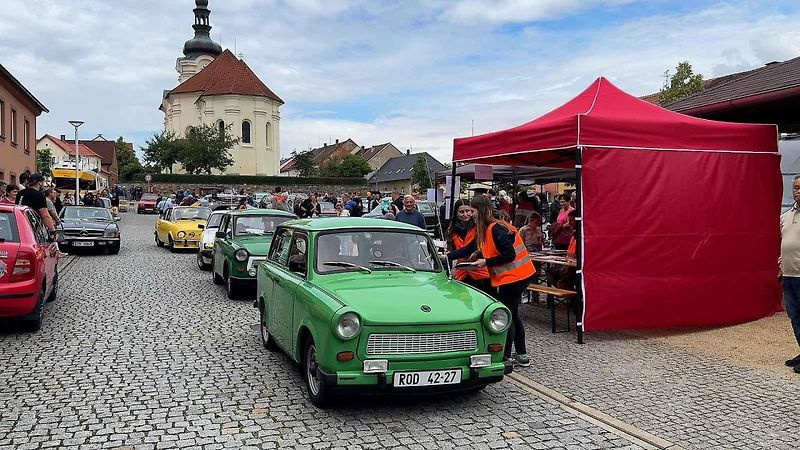 Do Černošína se sjely desítky nablýskaných veteránů, jejichž majitelé o svých miláčcích vyprávěli s nadšením i humorem.