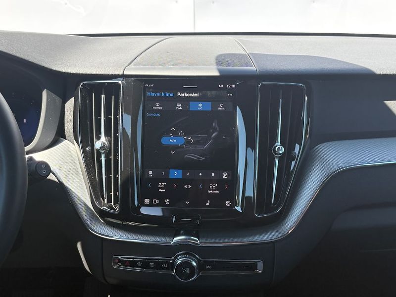 Volvo XC60 Plus Dark B5 AWD 184kW - fotka 13 z 26