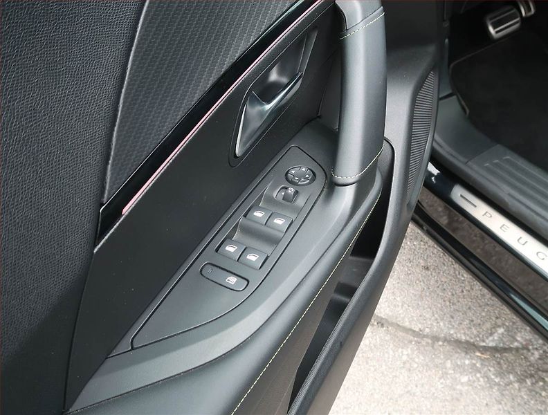 Peugeot 2008 (2022) GT 50 kWh, SoH 100% - fotka 17 z 22