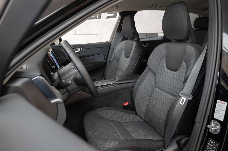 Volvo XC60 B4 ESSENTIAL*TAŽNÉ*KAMERA*DPH* - fotka 11 z 34