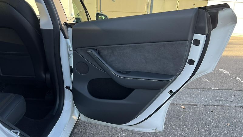 Tesla Model Y Long Range AWD 94% SOH Záruka - fotka 19 z 22