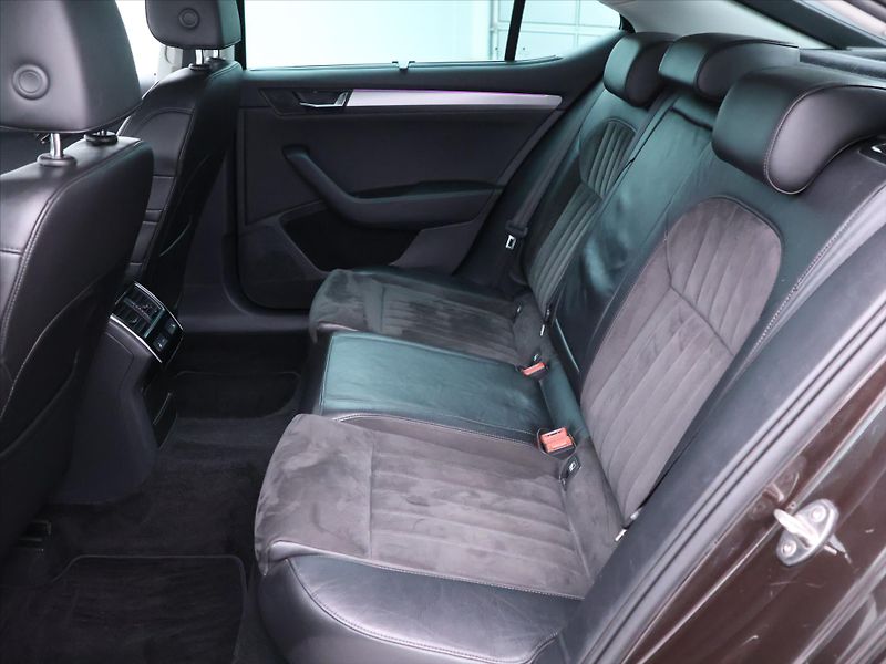 Škoda Superb 2,0 TDI 110kW Style CZ - fotka 12 z 39