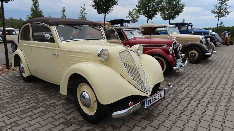 Pálavský Oldtimer přilákal na Břeclavsko desítky elegantnch veteránů.