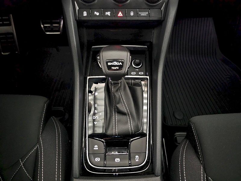 Škoda Karoq (2025) 2.0TSi 140kW 4x4 SPORTLINE TAŽ - fotka 22 z 32