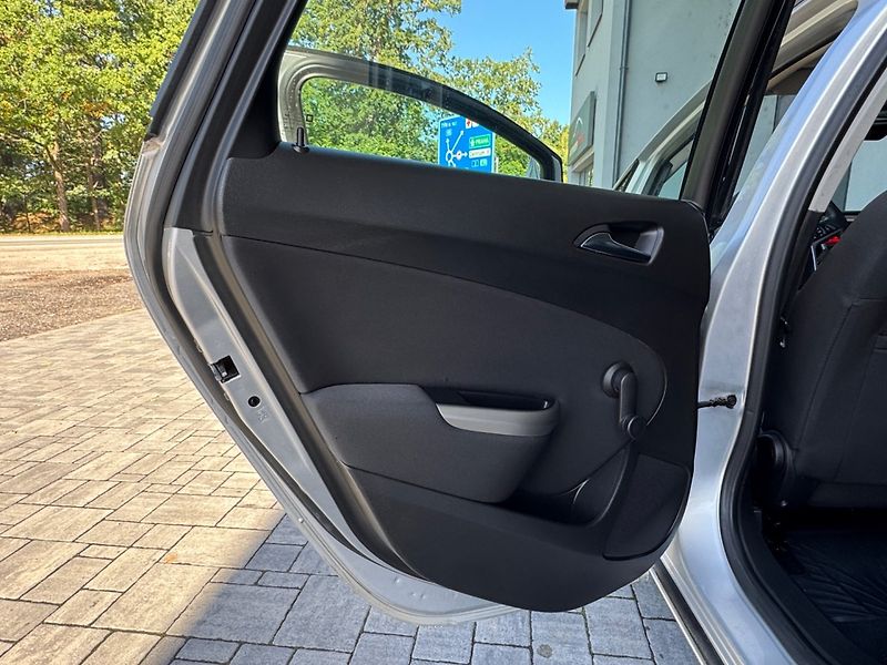 Opel Astra (2010) 1.6 16V Automat - fotka 10 z 36
