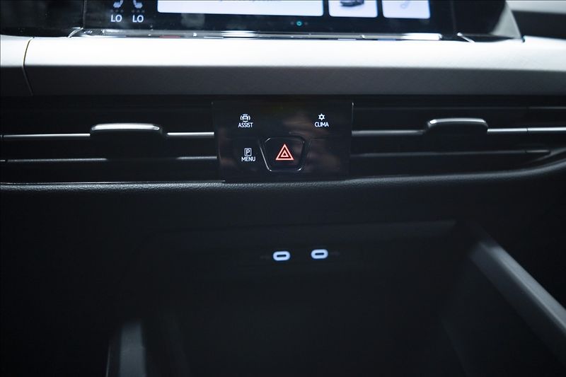 Volkswagen Golf 1,5 eTSI DSG KAMERA VÝHŘEV ČR - fotka 29 z 45