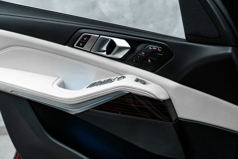 BMW X7 40i - fotka 17 z 27