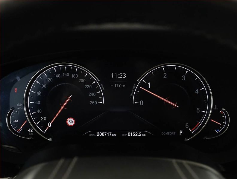 BMW Řada 5 (2018) Luxury Line 530d xDrive - fotka 9 z 18