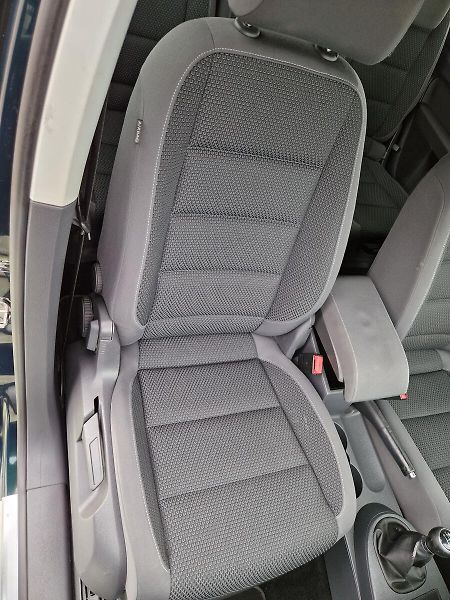 Volkswagen Touran Comfortline 1.2 TSI 7 míst - fotka 31 z 35