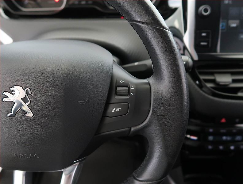 Peugeot 2008 (2016) 1.2 PureTech, Serv.kniha, Navi - fotka 19 z 20