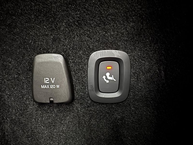 Volvo V60 CC D4 AWD MOMENTUM REZERVACE - fotka 22 z 43