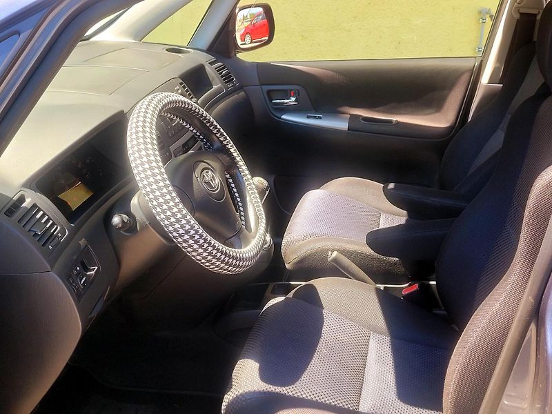 Toyota Corolla Verso 2,0 D-4d AUT.KLIMATIZACE - fotka 31 z 43