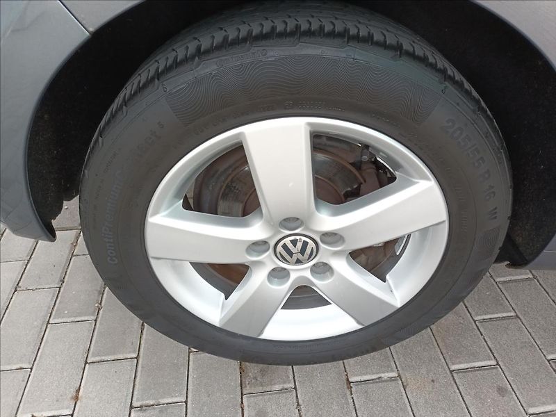 Volkswagen Golf 1,2 TSI,SERVIS,VÝHŘEV,PARKING - fotka 23 z 44