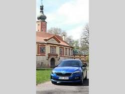 Škoda Scala a Říp v pozadí