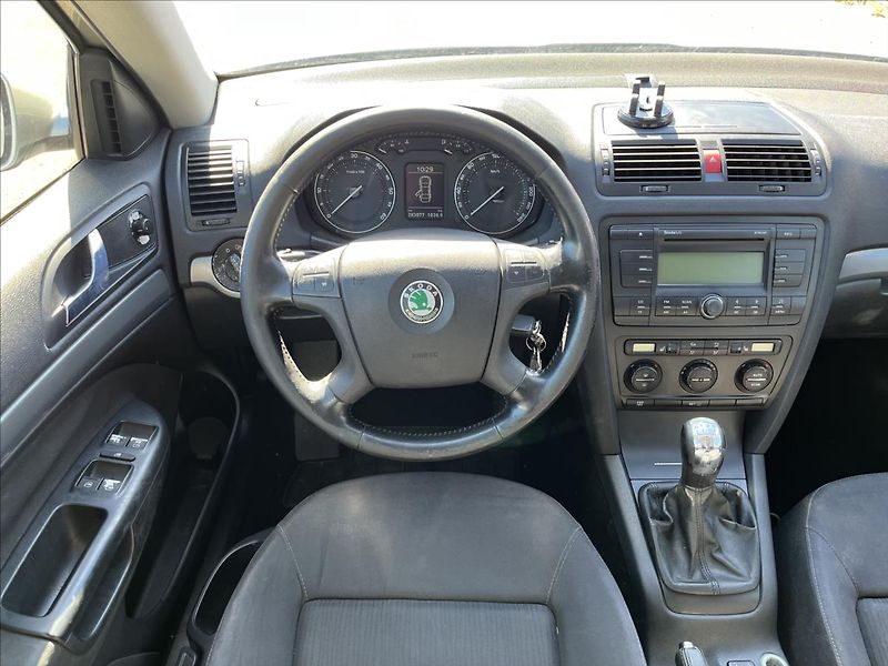 Škoda Octavia 2,0 TDi 103KW TAŽNÉ STK 7/2027 - fotka 14 z 32