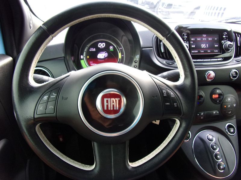 Fiat 500e (2017) 24kWh ATRAKTIVNÍ BARVA+VÝBAVA  - fotka 14 z 20