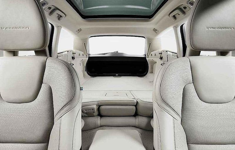 Volvo V90.