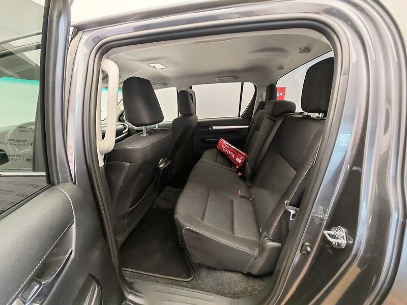 Toyota Hilux 2.8 D-4D Double Cab 4x4 Active - fotka 18 z 32
