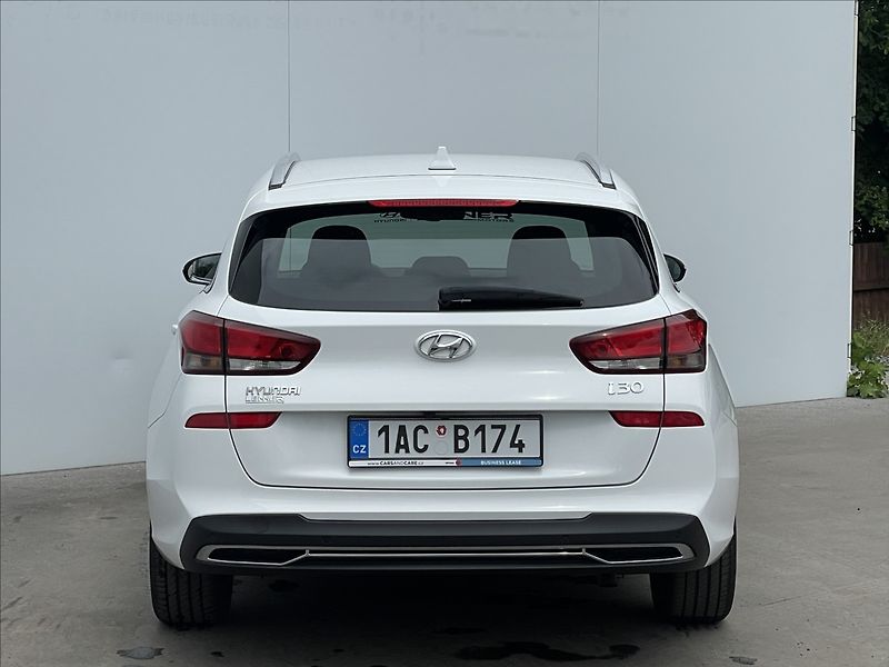 Hyundai i30 1,5 T-GDI AT7 Combi Smart PDC - fotka 22 z 23
