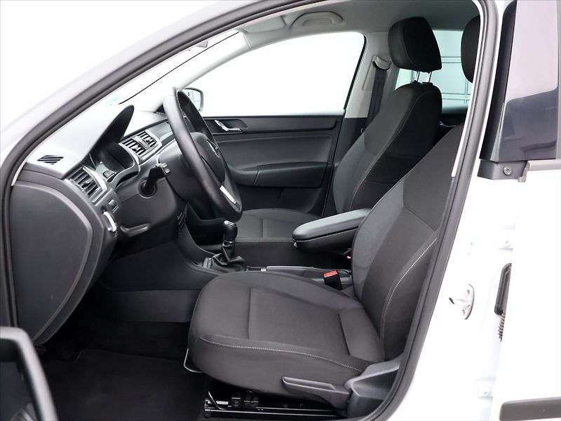 Škoda Rapid 1,2 TSI Drive Xenon 1.Maj. - fotka 9 z 32