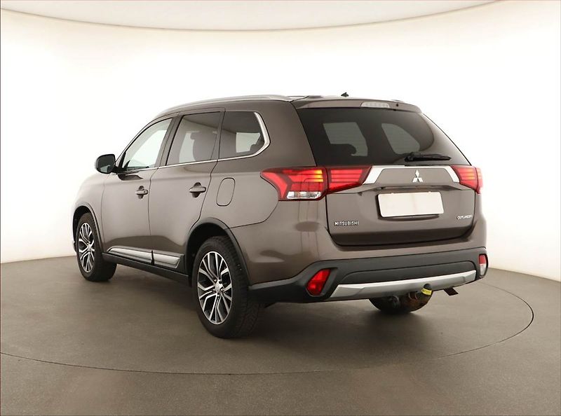 Mitsubishi Outlander (2016) 2.2 DI-D, 4X4, Automat - fotka 4 z 18