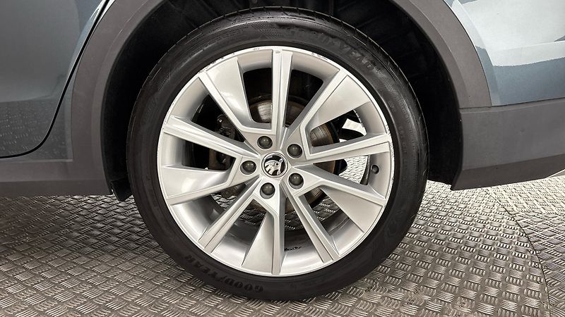 Škoda Octavia 2.0 TDI DSG 4x4 Scout Combi - fotka 19 z 28