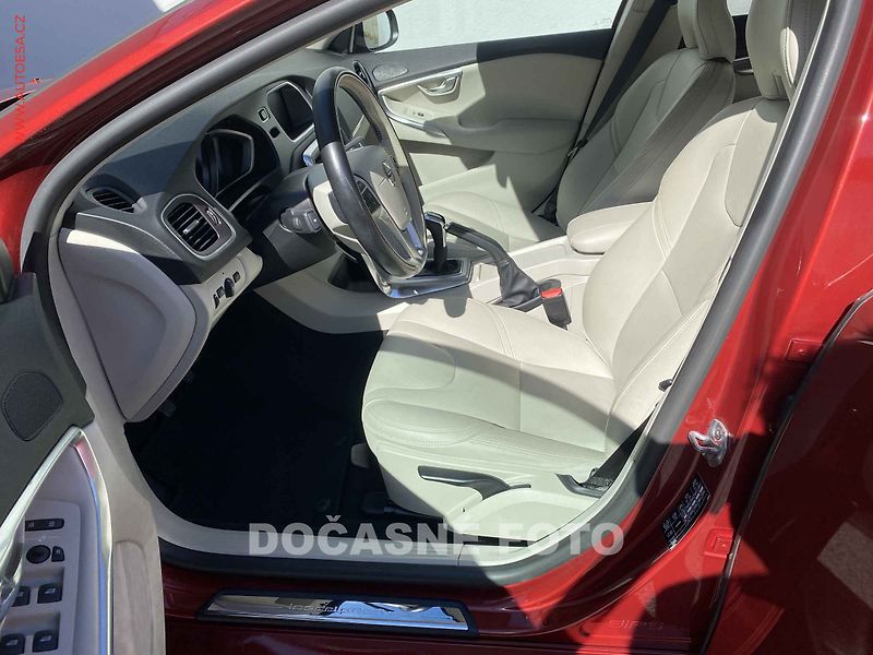 Volvo V40 (2017) 2.0 D2, LED, kamera - fotka 6 z 17