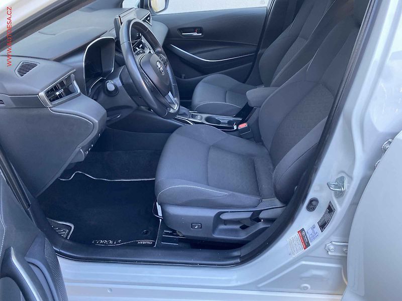 Toyota Corolla (2021) 1.8 HSD, 1.maj,ČR, AT, kamera - fotka 9 z 20