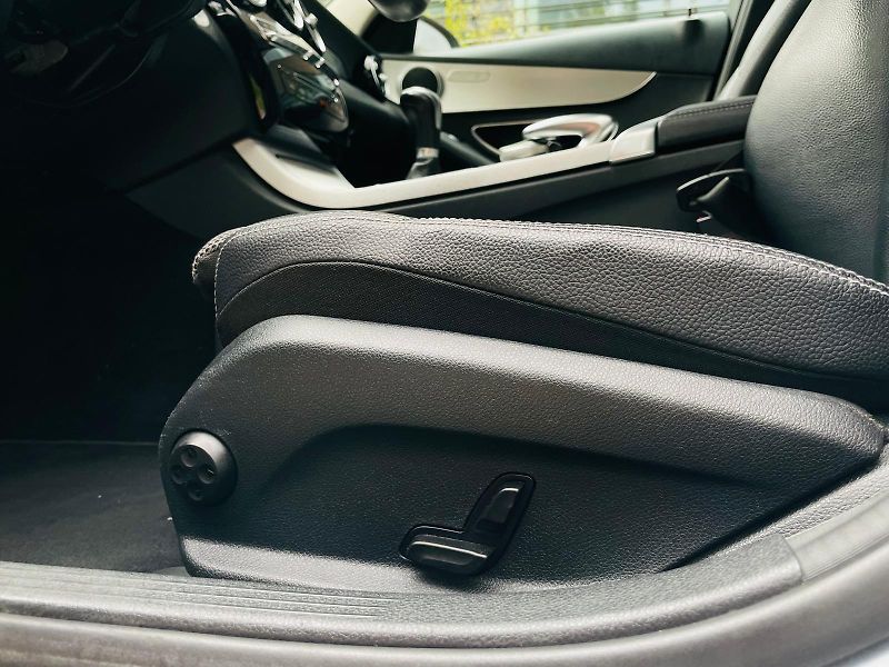 Mercedes-Benz Třídy C 220D MANUÁL VÝHŘEV SENZORY LED - fotka 42 z 52