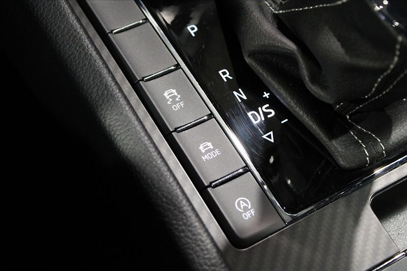 Škoda Superb 2,0 TSI 200 KW Sportline 4x4 D - fotka 29 z 35