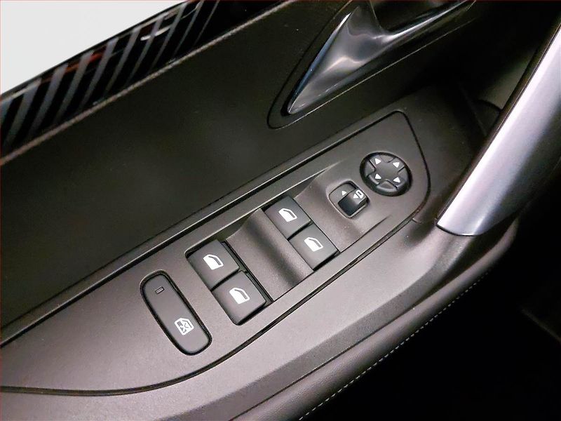 Peugeot 2008 (2020) 1.2 PureTech, Automat - fotka 18 z 21
