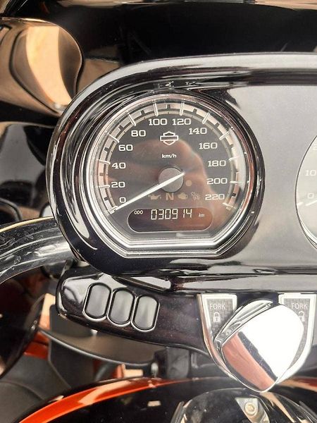 Harley-Davidson FLTRU Road Glide Ultra 1750 (2014) FLTRUSE Road Glide Ultra CVO R - fotka 16 z 16
