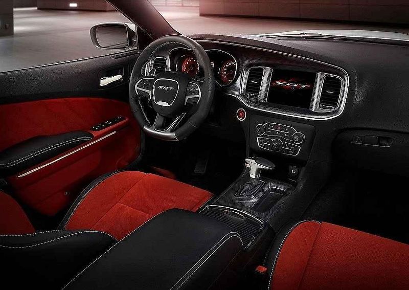 Dodge Charger SRT Hellcat.