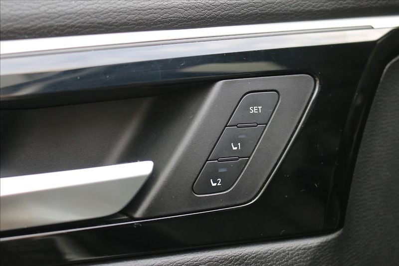 Mitsubishi Outlander 2,4 PHEV, 7míst, Tažné - fotka 13 z 56
