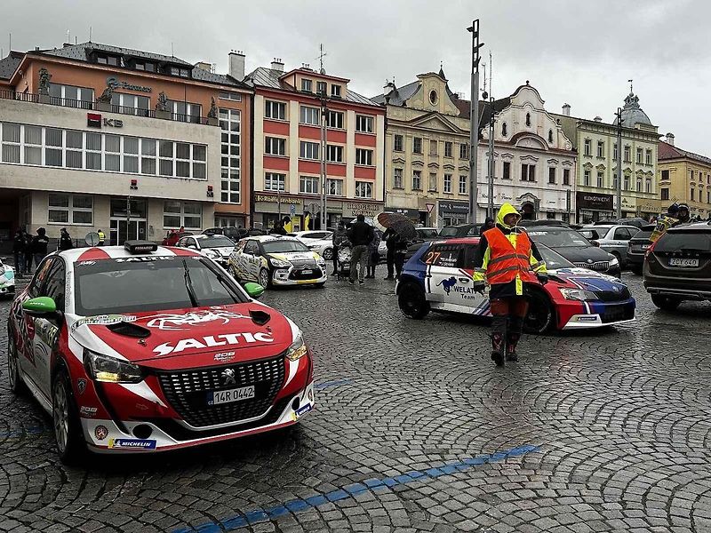 Tragédie, která se odehrála v rámci 58. ročníku Rallye Šumava, kdy po nehodě zemřela navigátorka Alena Krejčíková (41), nezasáhla jen příznivce rallye, ale její kamarády, jelikož byla na Klatovsku doma.