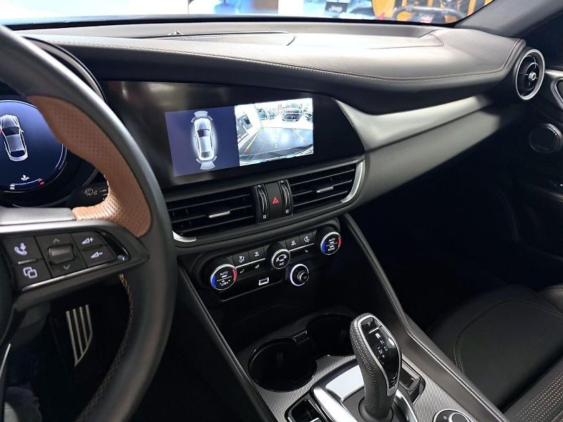 Alfa Romeo Giulia (2025) 2.2 JTD 210k AT8 ZF Q4 4x4 Int - fotka 16 z 26