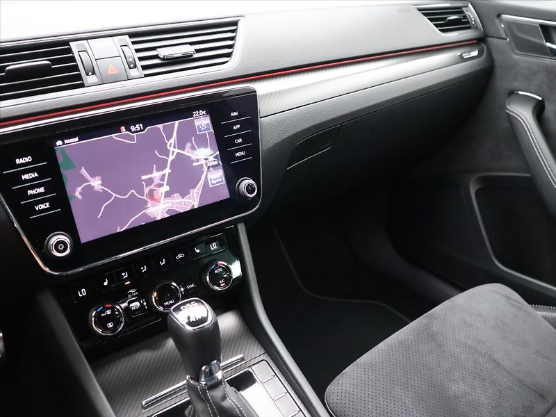 Škoda Superb 2.0 TSI 200kW DSG SportLine - fotka 27 z 42