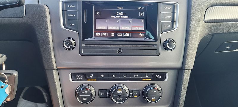 Volkswagen Golf (2015) 7 1,2 TSi 81kW benzín Lounge - fotka 25 z 35