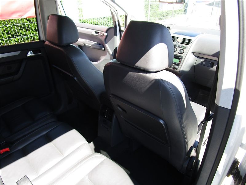Volkswagen Touran 2.0TDi DSG Highline, 7 míst - fotka 23 z 49