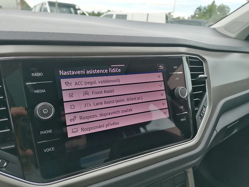 Volkswagen T-Roc (2021) 1.5 TSi DSG 110kW Pano,Kůže - fotka 25 z 29