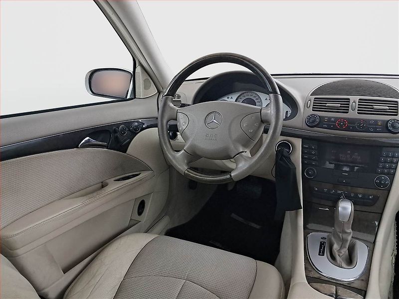 Mercedes-Benz Třídy E (2002) E 320 , Automat, po STK, Tažné - fotka 7 z 18