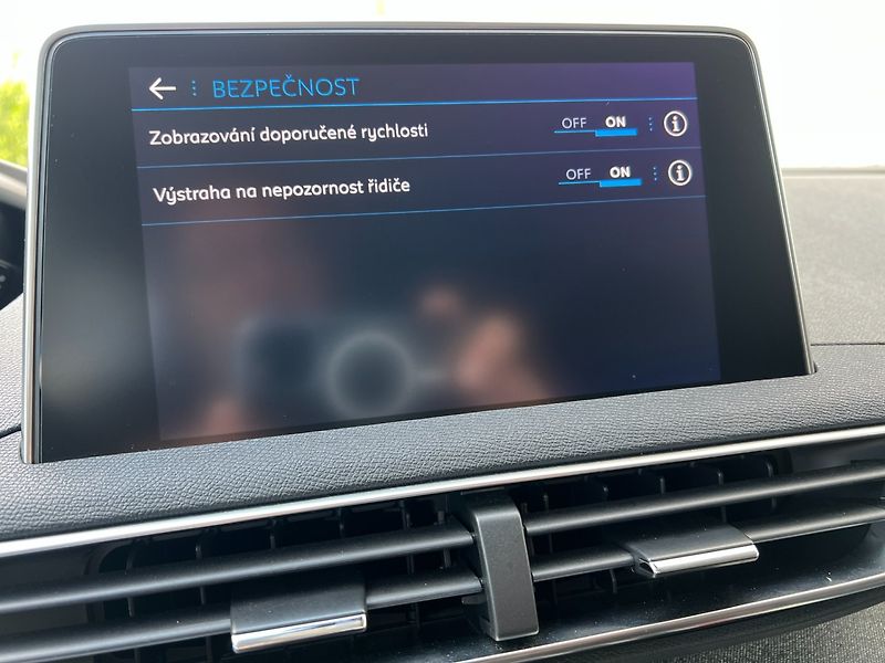 Peugeot 5008 (2018) 1.2PT 96kW A/T! 7míst! Allure! - fotka 33 z 41