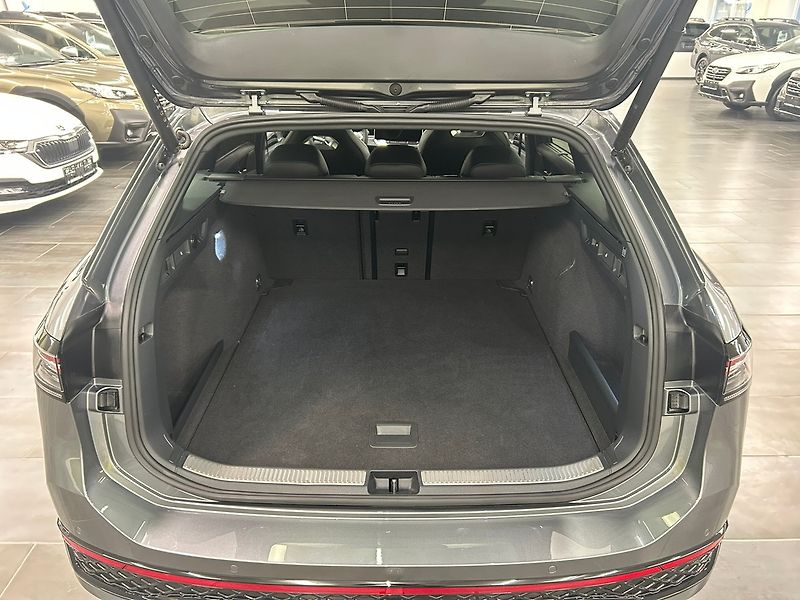 Volkswagen Passat (2025) R-Line Black 142kW DSG 4WD | Z - fotka 16 z 65