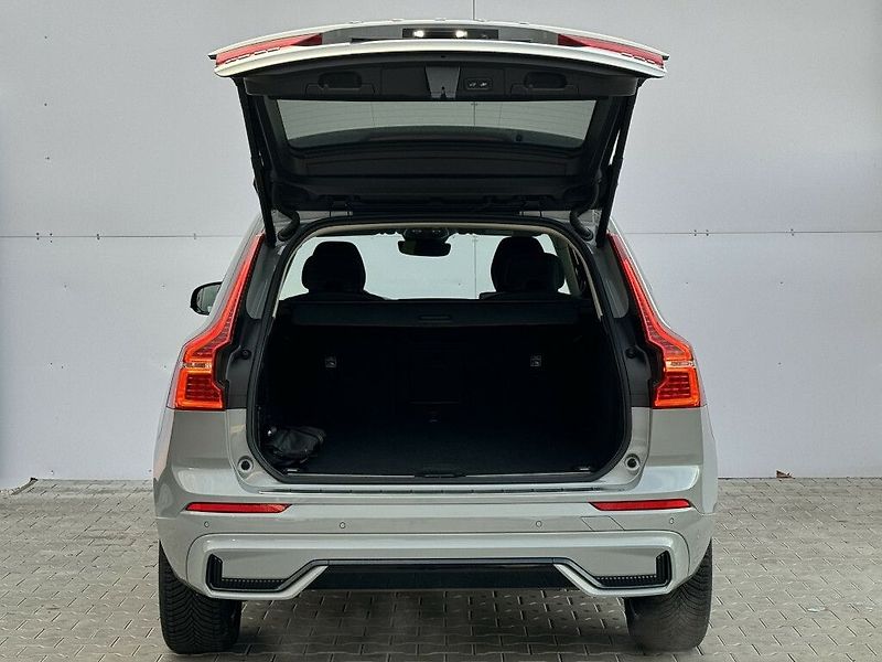 Volvo XC60 PLUS DARK B4 AWD 145kW - fotka 8 z 33