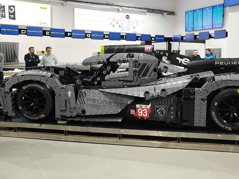 Instalace modelu stavebnice Peugeot Le Mans za účasti designera společnosti Lego.