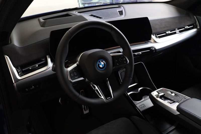BMW iX2 xDrive30 - fotka 2 z 16