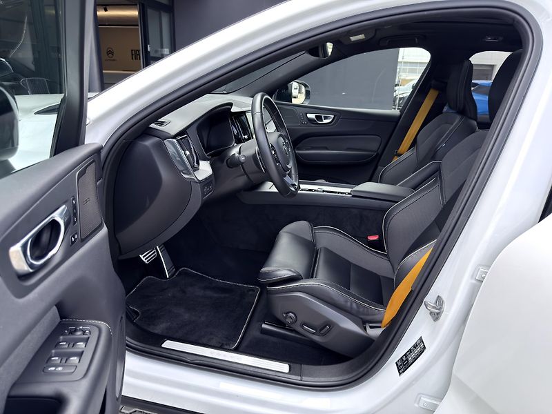 Volvo XC60 T8 AWD POLESTAR engineered - fotka 10 z 52