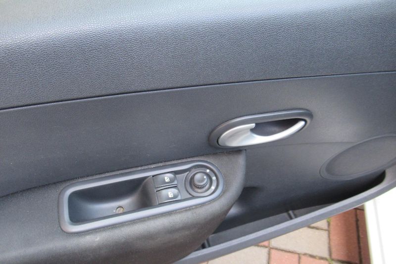 Renault Clio 1.2i KLIMA TAŽNÉ - fotka 16 z 19