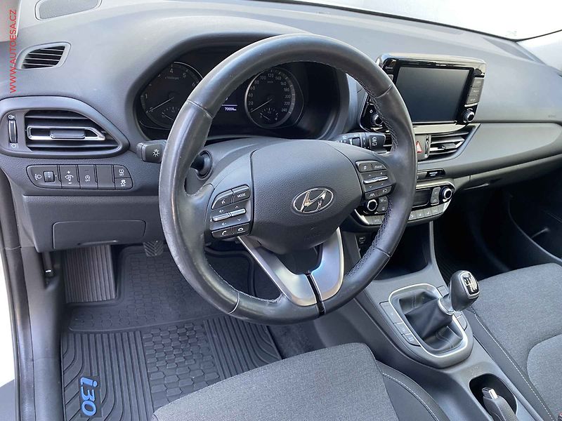 Hyundai i30 (2022) 1.5 T-GDi, Smart, kamera - fotka 12 z 17